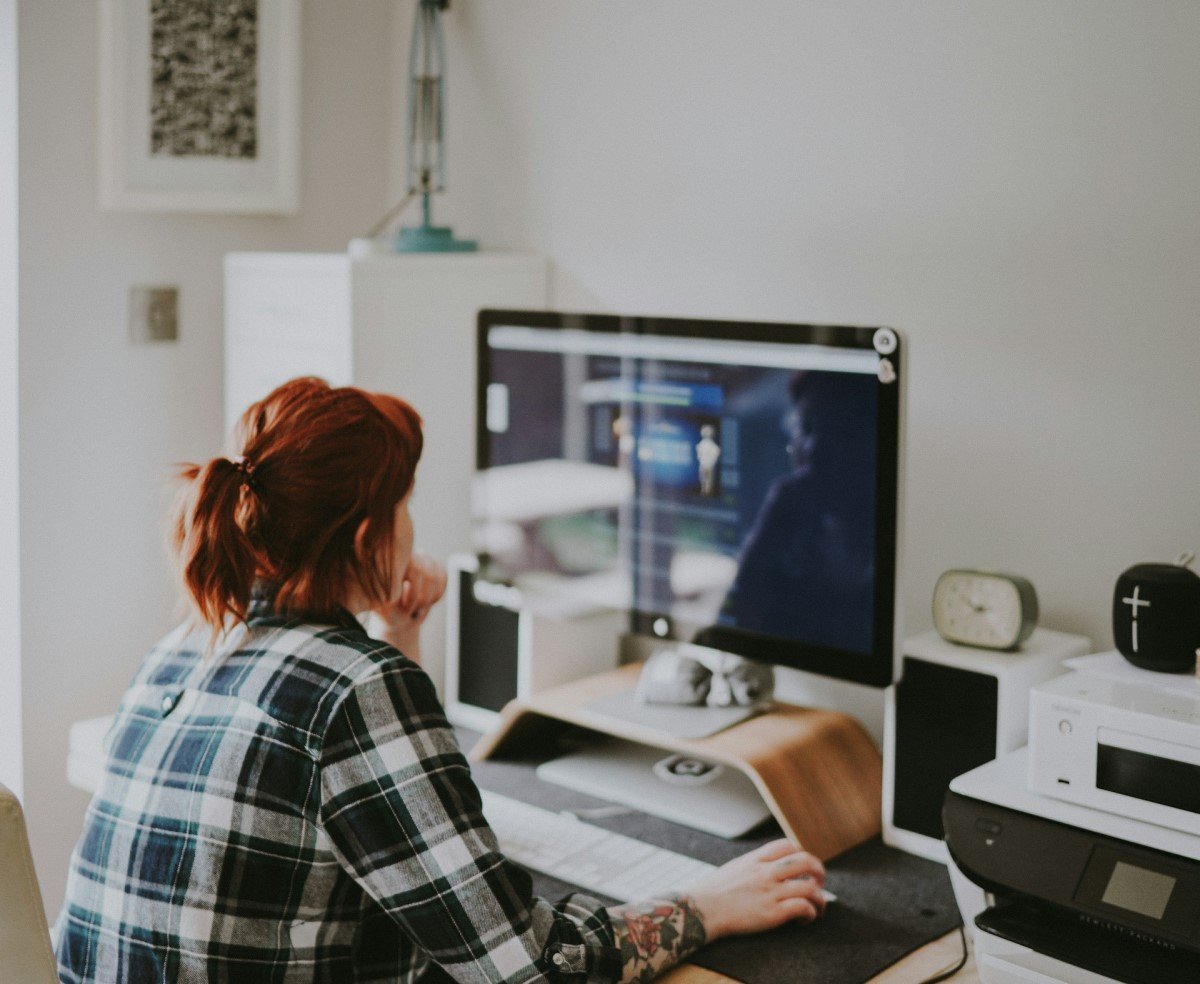 Oakywood's desk shelf: A masterpiece of workspace optimization